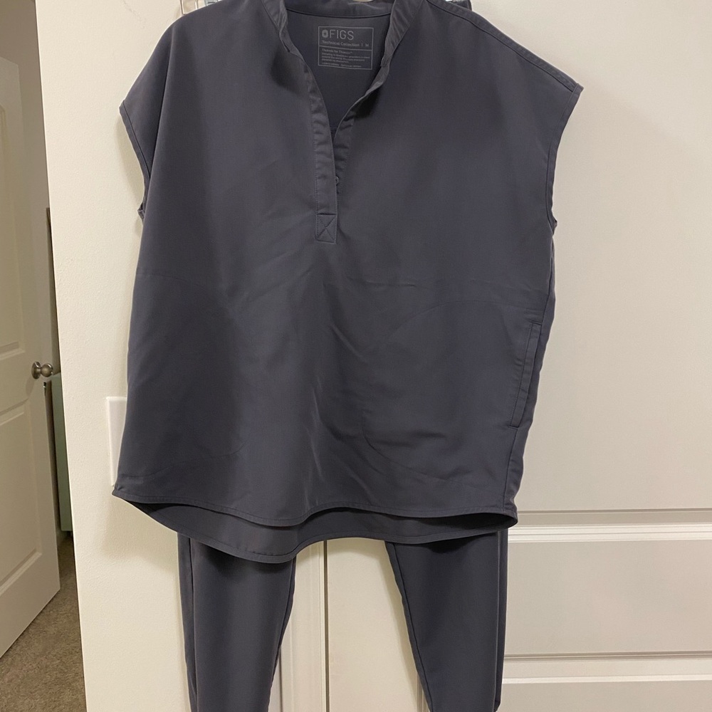 Figs Women’s Scrub Set - Charcoal